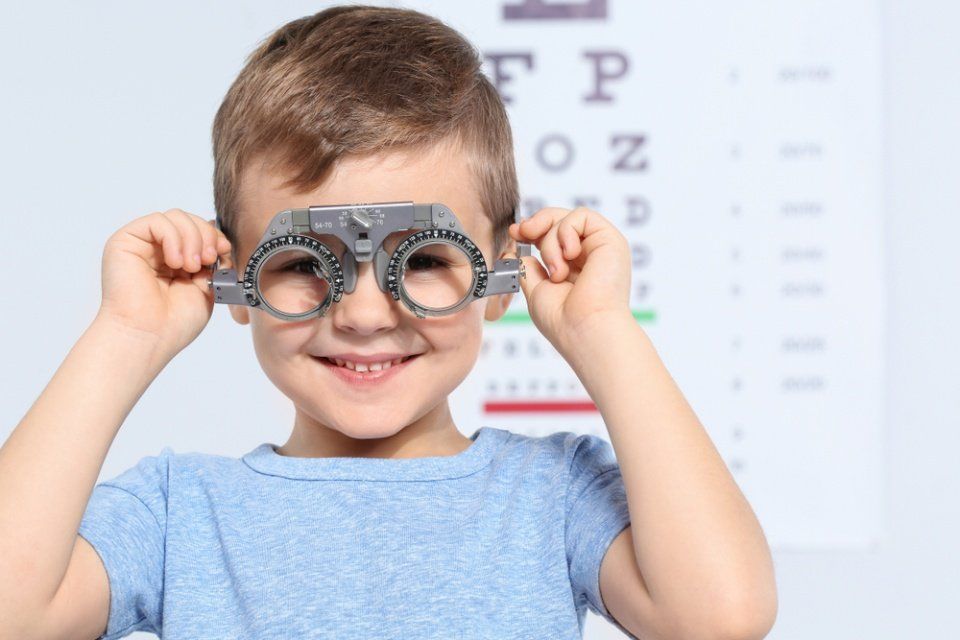 Bambino con occhiali di prova