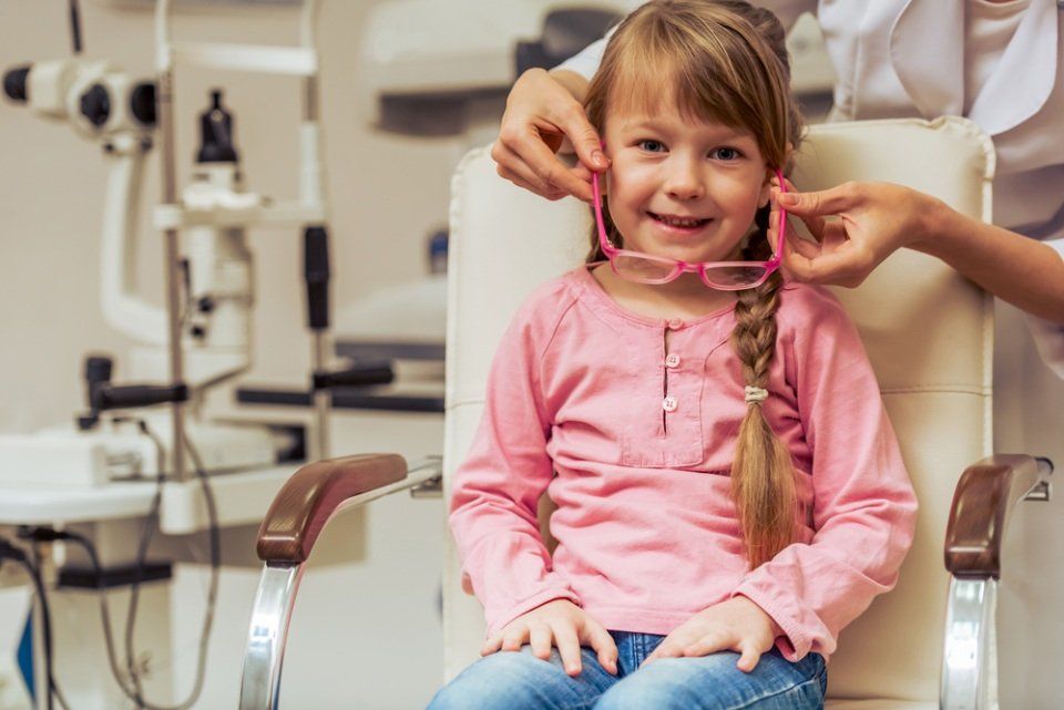 Bambina dall'oculista