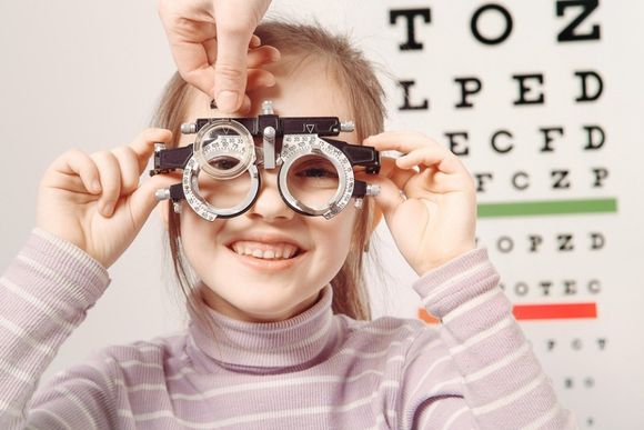 Bambina in visita oculistica