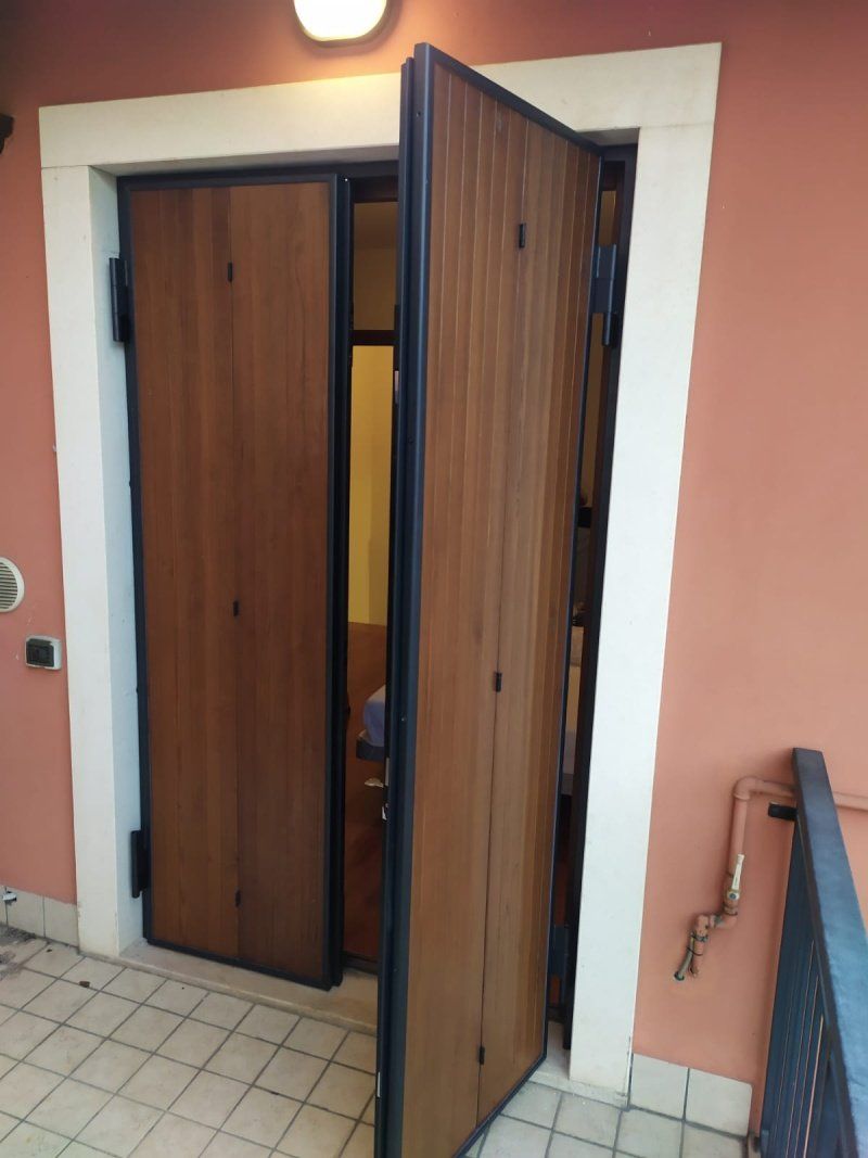 portoncino in legno