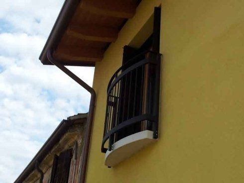 finestra con ringhiera