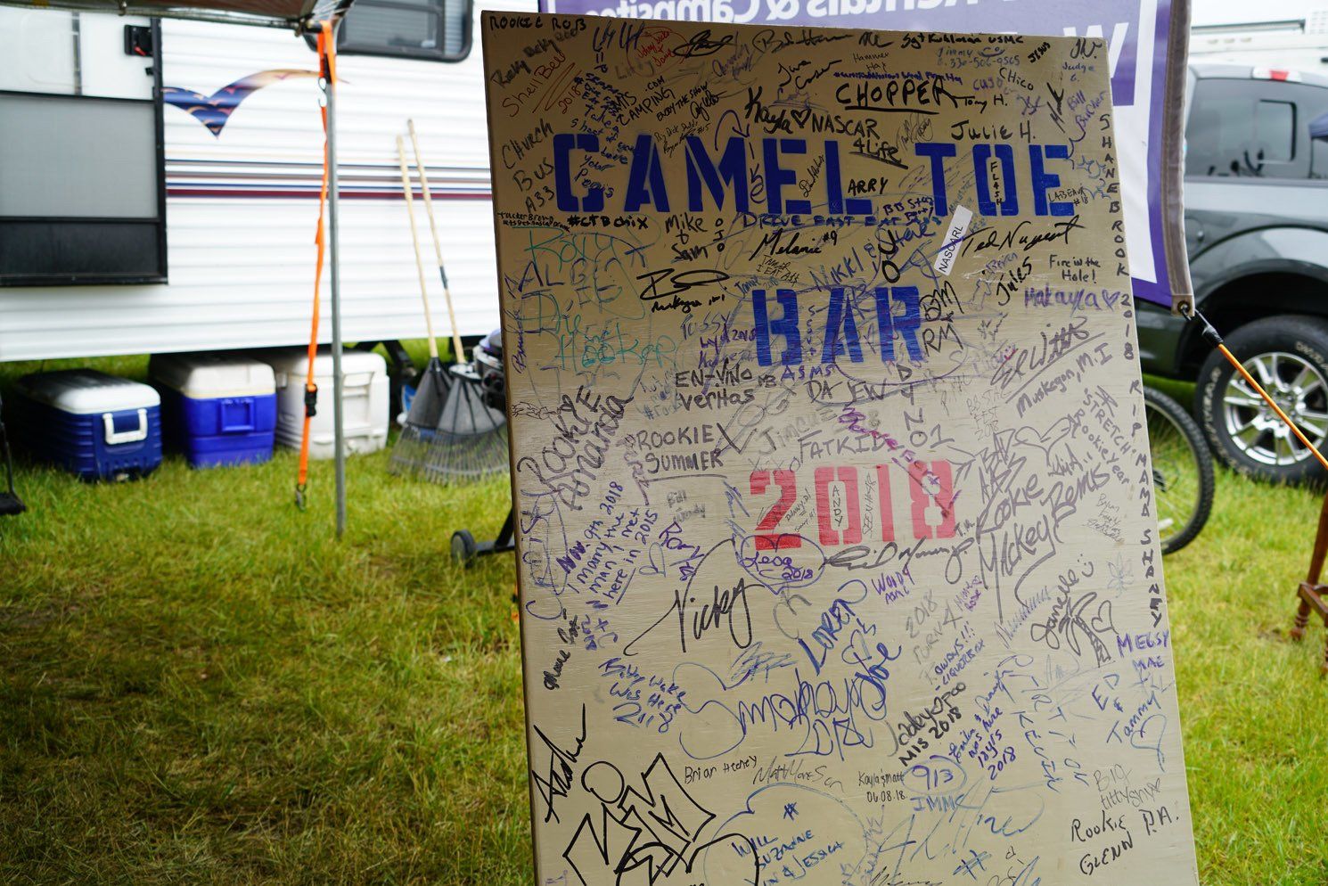 A sign that says camel-toe har on it
