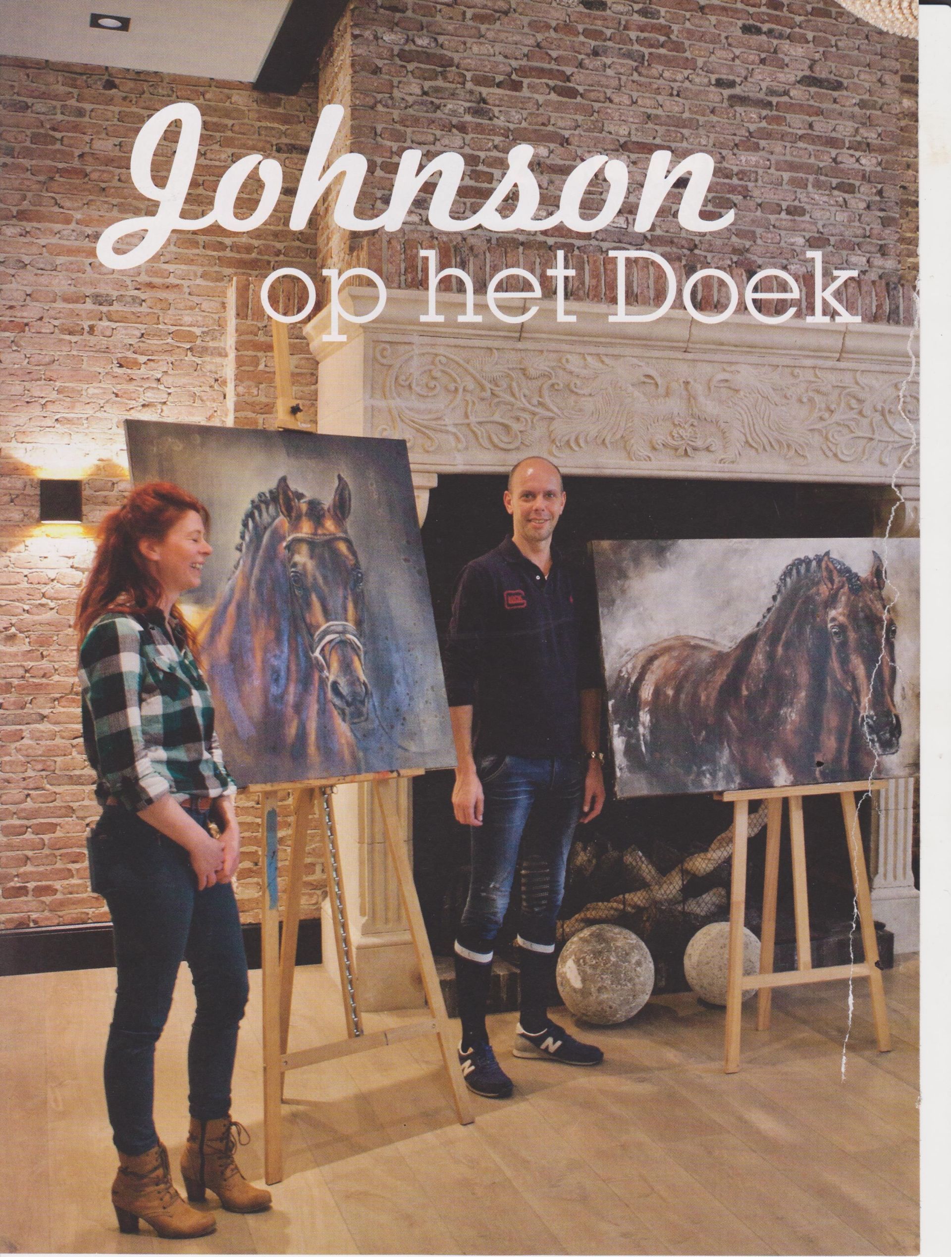 Een man en een vrouw staan ​​voor een schilderij van een paard met de titel johnson op het doek