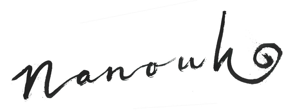 Een close-up van een handgeschreven handtekening op een witte achtergrond.