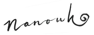 Een close-up van een handgeschreven handtekening op een witte achtergrond.