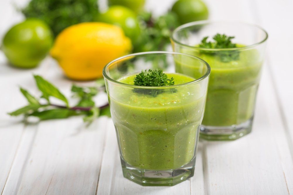 Grüner Frühstücks-Smoothie im Glas