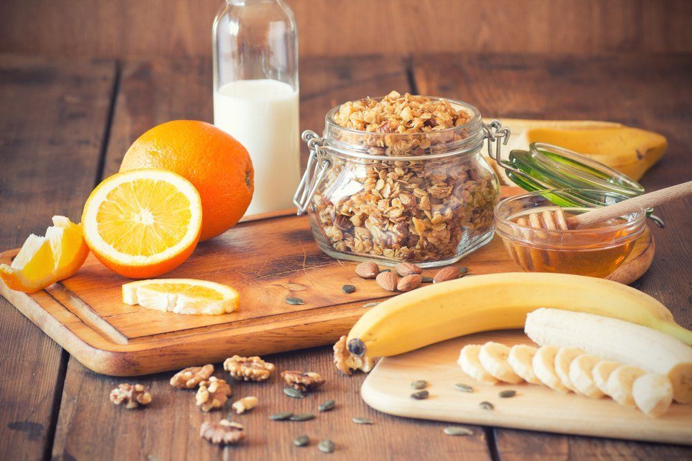 Einmachglas mit Kraft-Frühstück und Obst , Orange und Bananen
