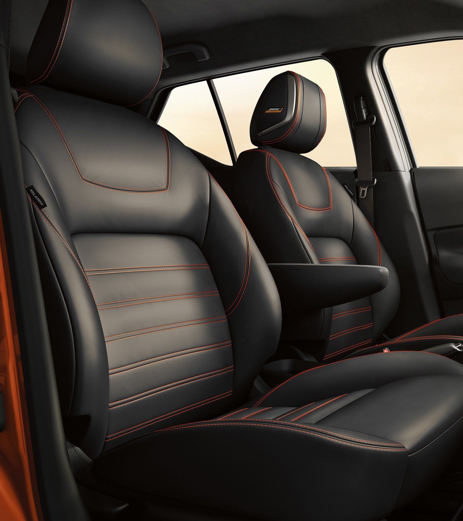 O interior de um carro com bancos de couro preto e costuras vermelhas