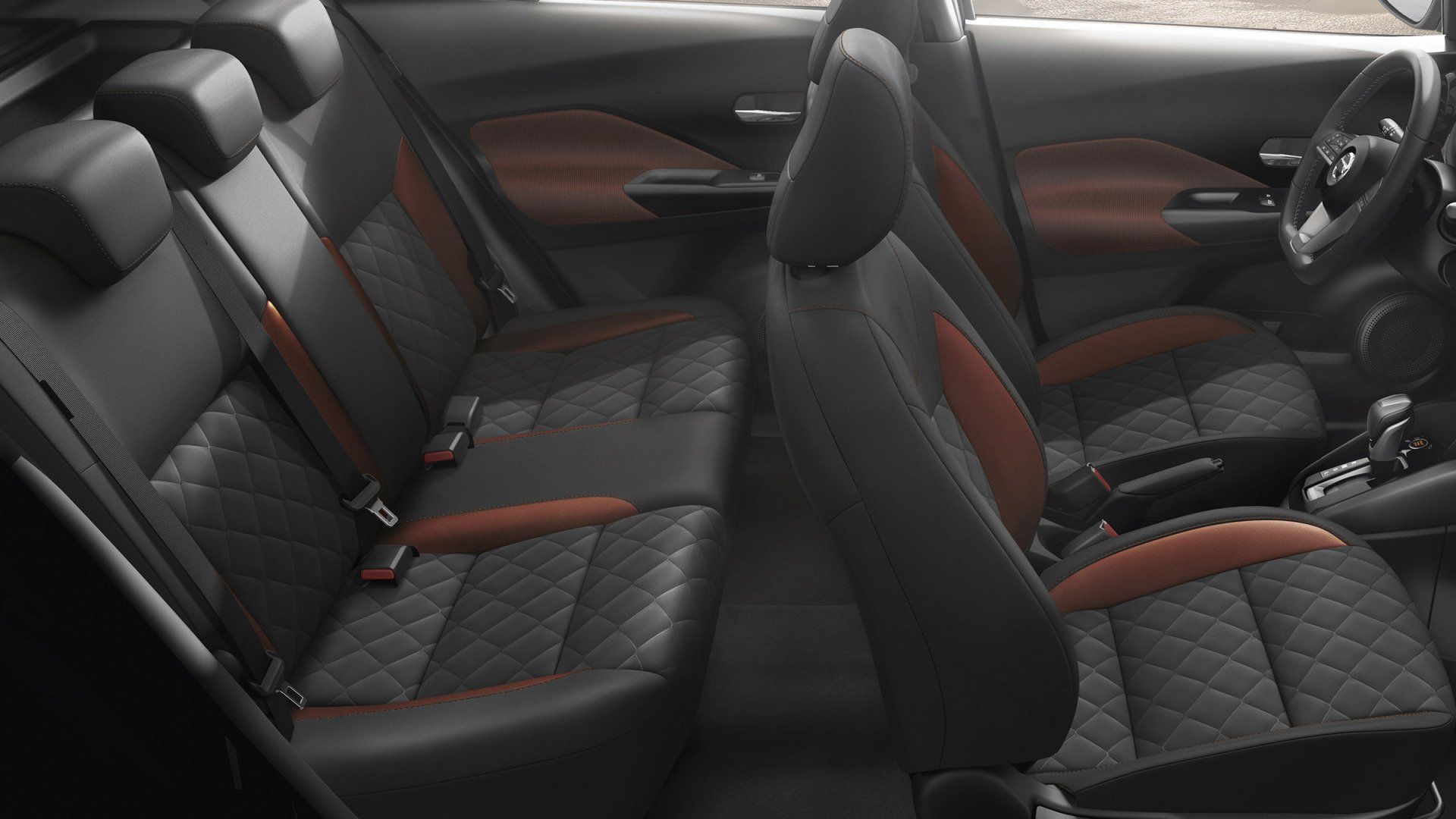 O interior de um carro com bancos pretos e vermelhos e um volante.