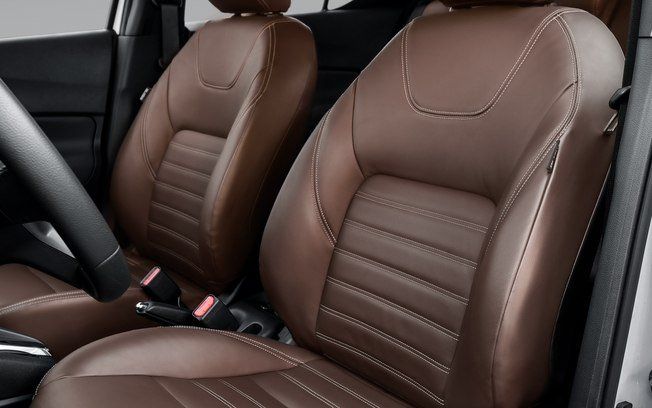 Um par de assentos de couro marrom em um carro.