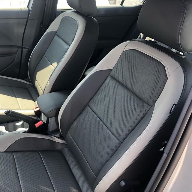 Um close dos assentos de um carro