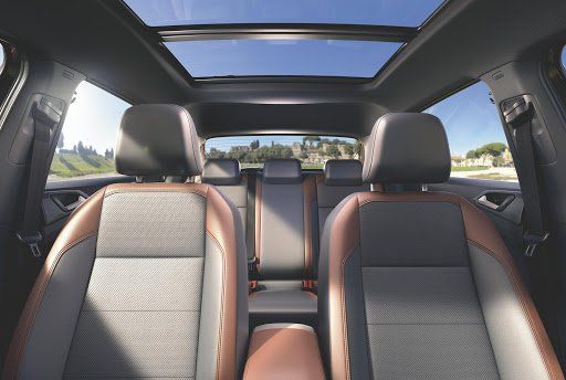 O interior de um carro com teto solar.