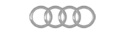 Um close do logotipo da audi em um fundo branco.