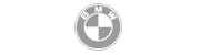 Um close do logotipo da BMW em um fundo branco.