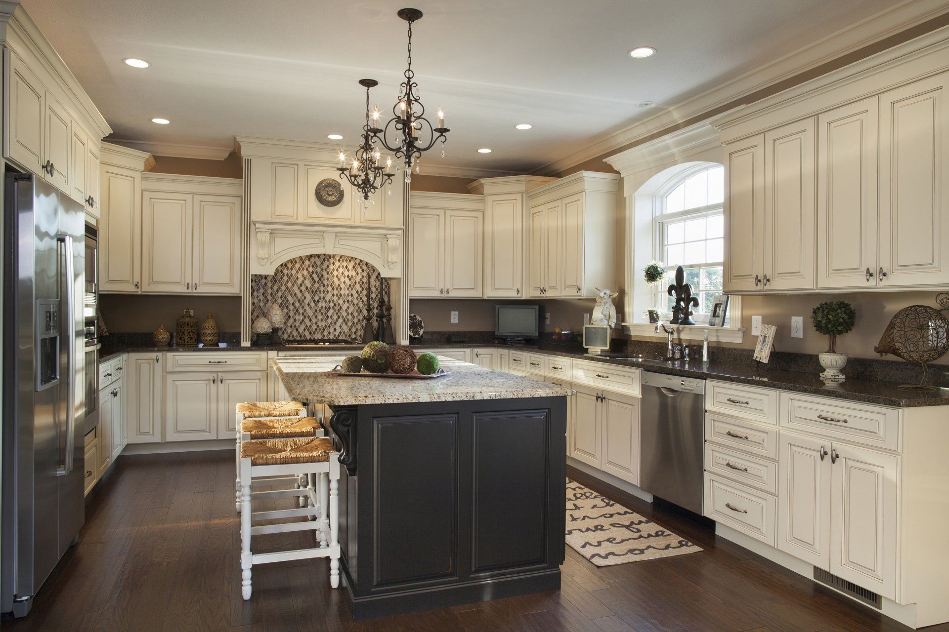 Wilsonart — Elegant Themed Kitchen in Wilmington, DE