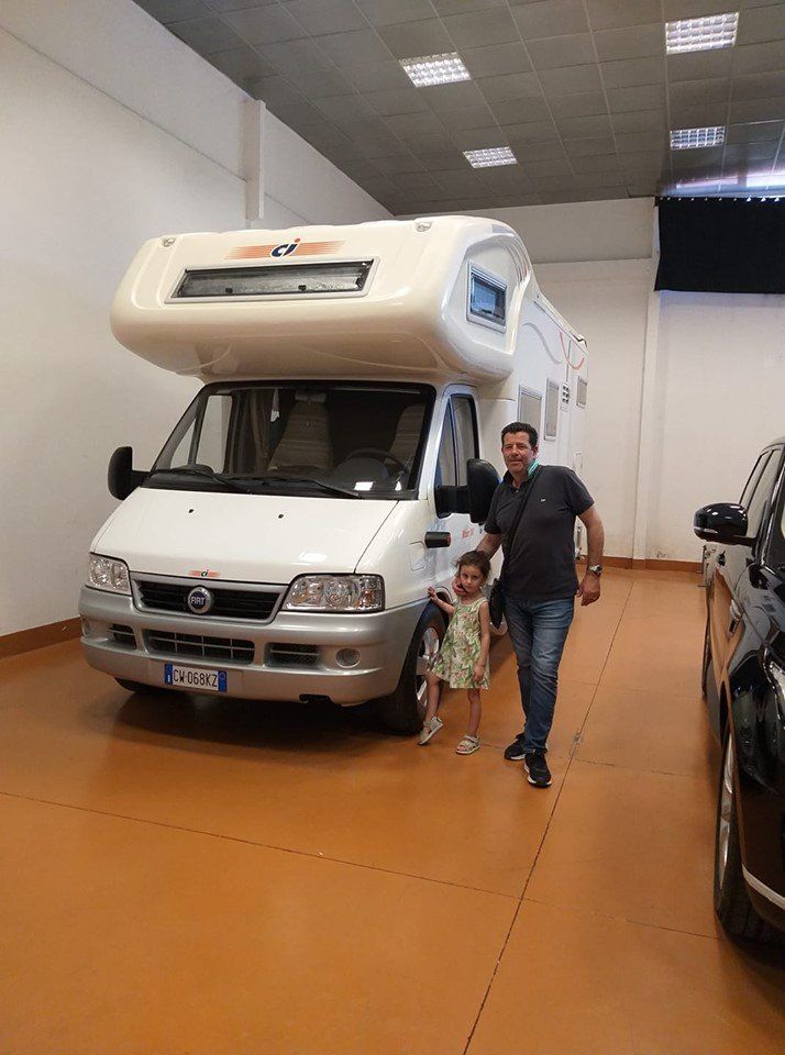 cliente con il suo camper appena verniciato