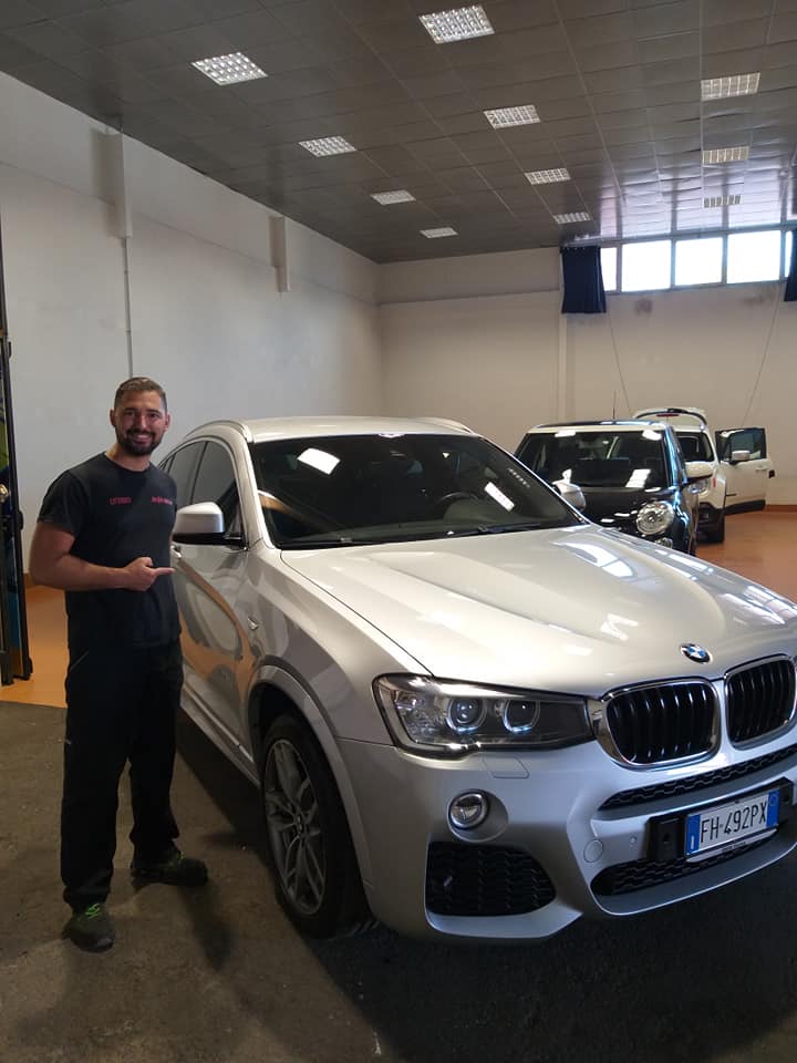 cliente felice con la sua nuova auto