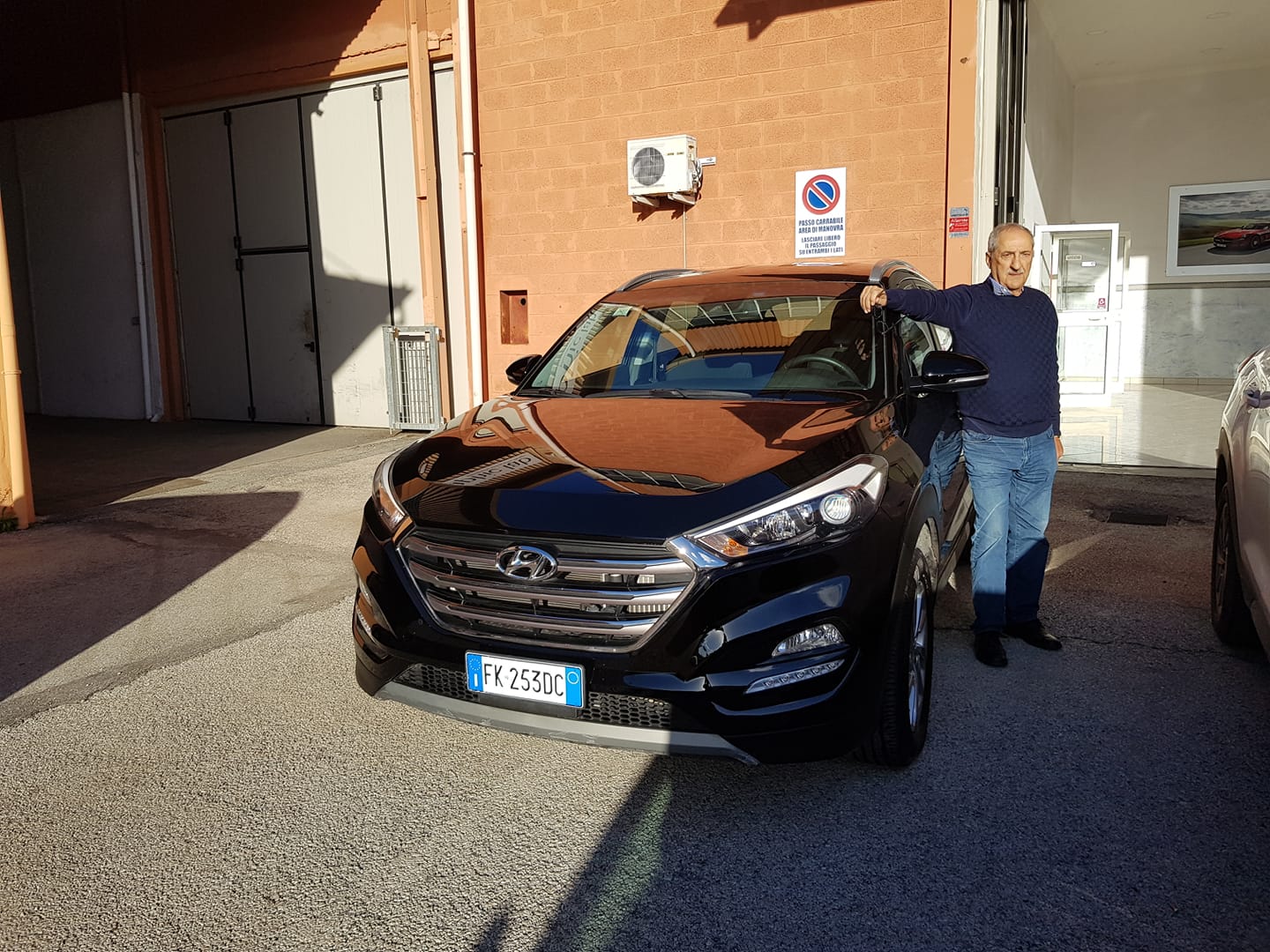 auto con cliente felice nel momento della riconsegna