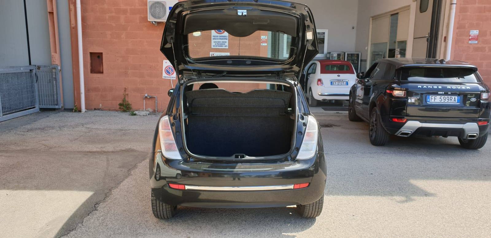 dettaglio portabagagli auto dopo il lavaggio