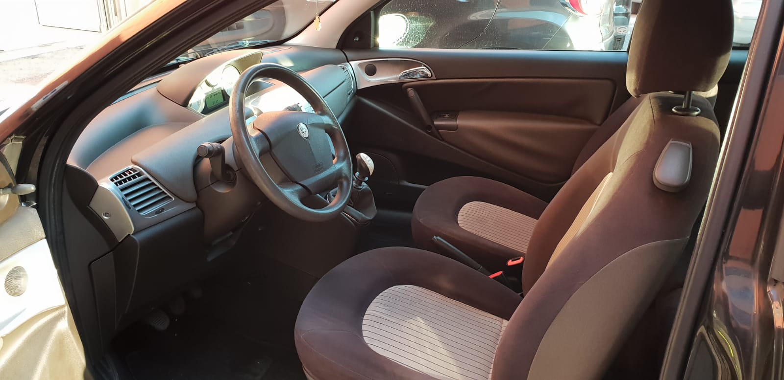 dettaglio tessuti auto dopo lavaggio interno