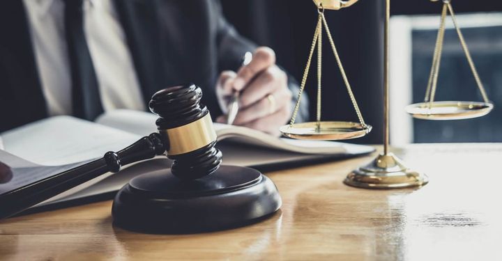 bilancia e martelletto da giudice