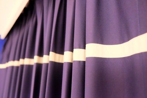 una tenda viola con una riga bianca