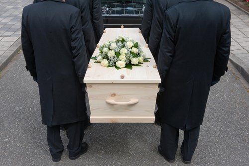 6 uomini che prendono una bara