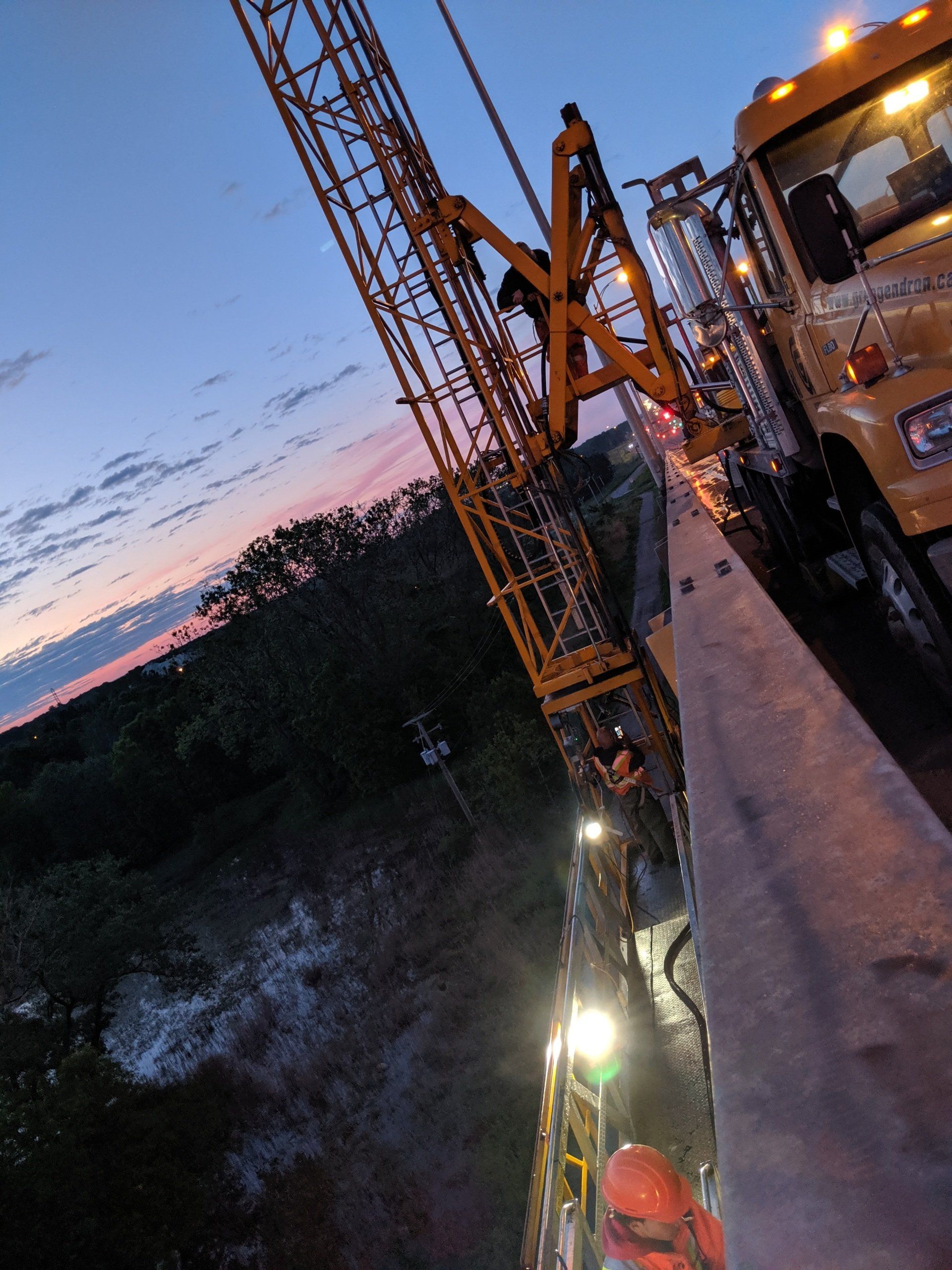 Un chantier de construction avec une grue et un camion en arrière-plan
