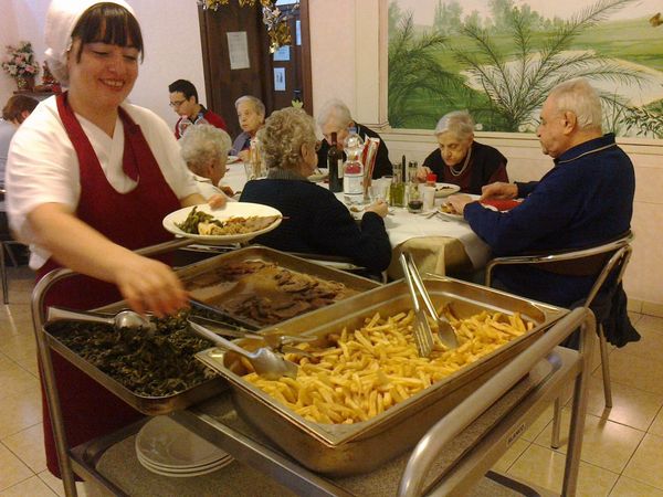 cucina con cuochi al lavoro