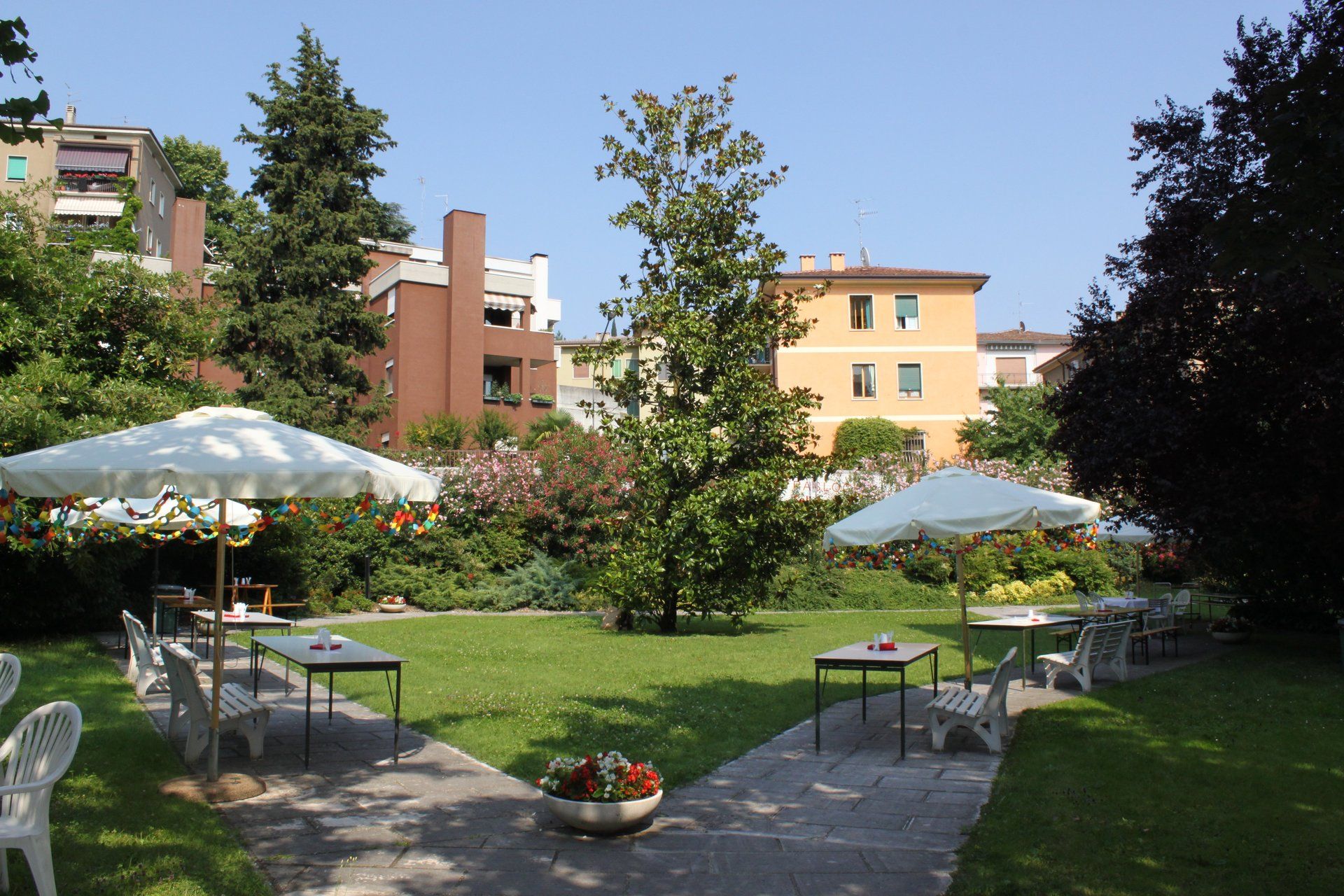 giardino con palazzi sullo sfondo