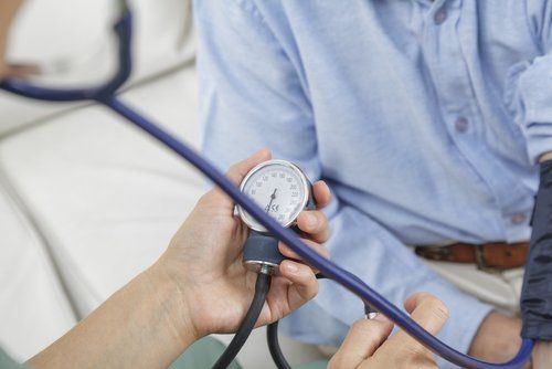 infermiera che misura la pressione
