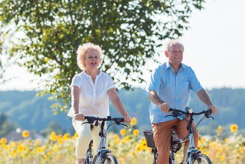 due persone in bicicletta
