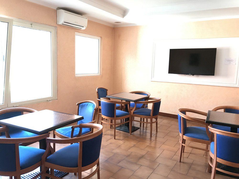poltrone nella sala lettura della struttura per anziani
