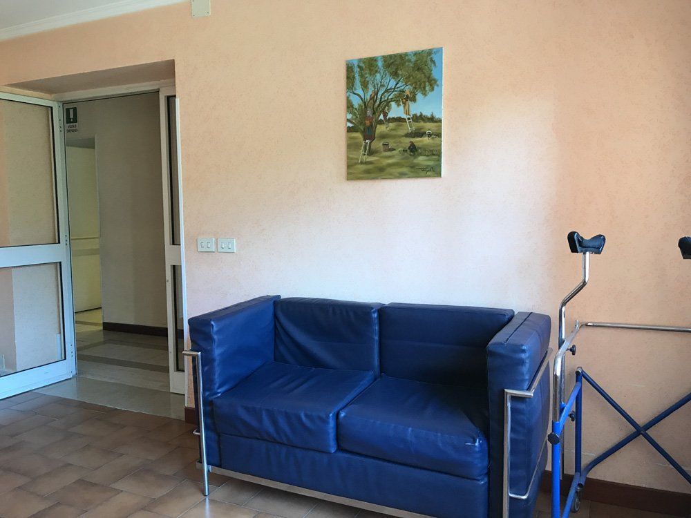 divano nella sala lettura della struttura per anziani