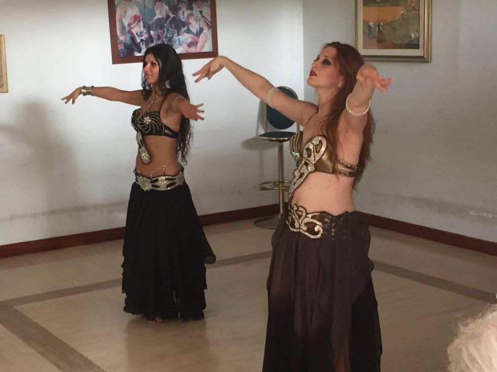 danzatrici del ventre durante spettacolo per anziani