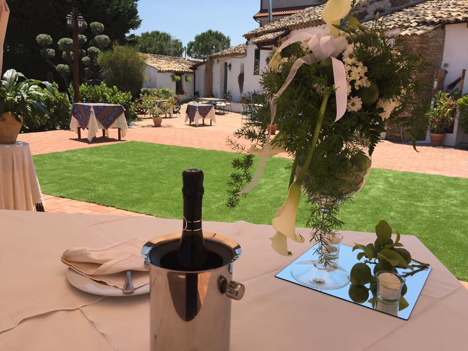 tavola addobbata con fiori