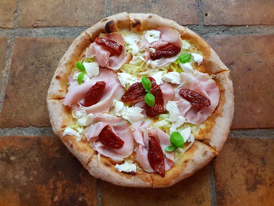 pizza con bresaola e scaglie di grana