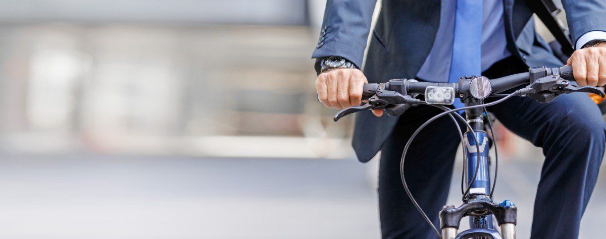 Man op fiets knop fiets leasing Anthonissen Genk