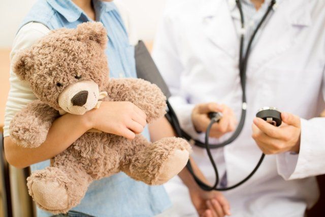 bambino con orsacchiotto dal medico
