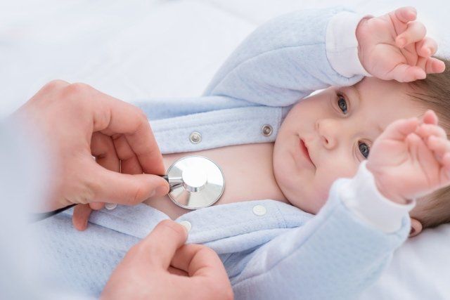 visita di bambino con stetoscopio