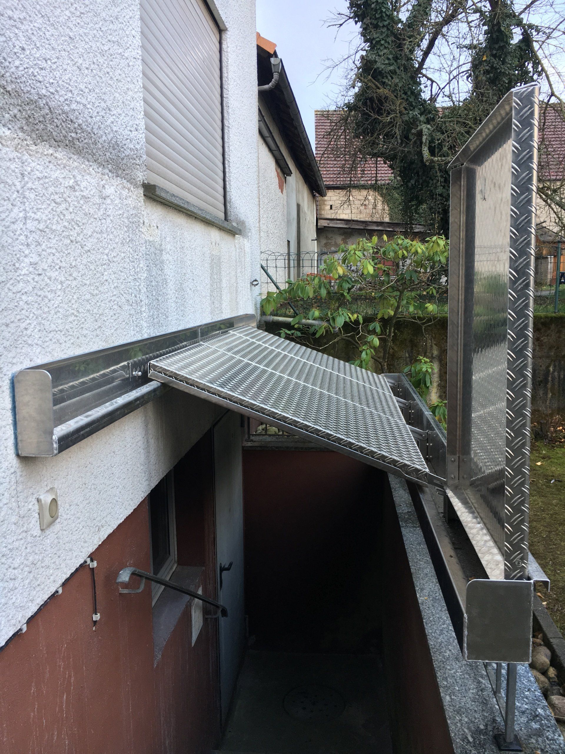 Aufklappbare Keller Überdachung aus Aluminium