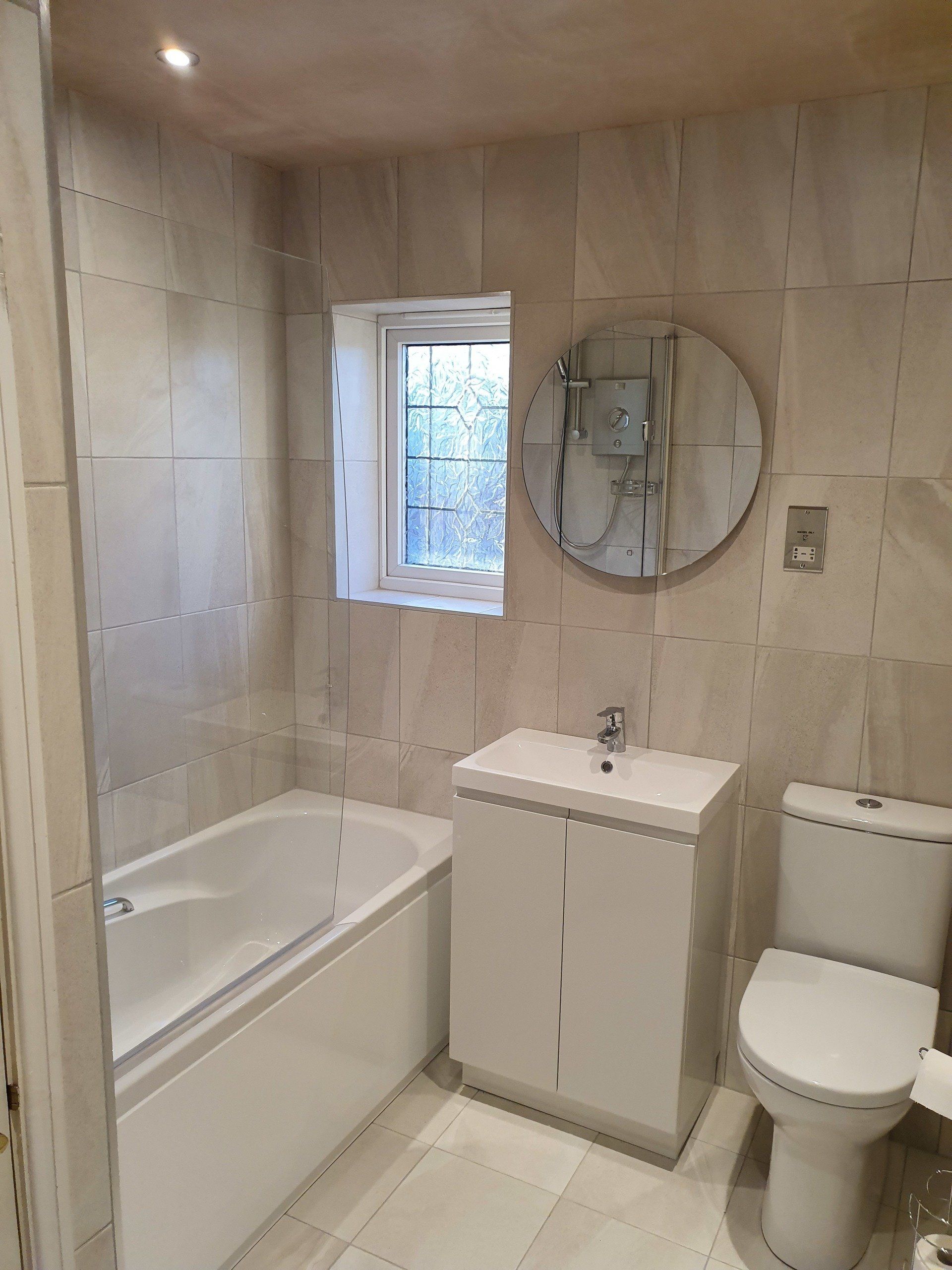 Below shows an installation of a main bathroom and matching en-suite. The use of tiles in both bathrooms create a light airy feel to both rooms. In the en-suite the shower enclosure got brought up to date in this installation with a chrome enclosure and modern shower.