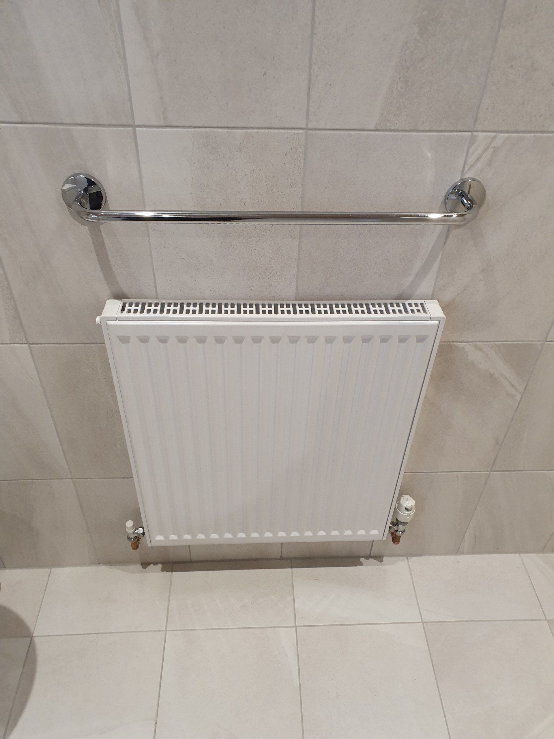 Below shows an installation of a main bathroom and matching en-suite. The use of tiles in both bathrooms create a light airy feel to both rooms. In the en-suite the shower enclosure got brought up to date in this installation with a chrome enclosure and modern shower.