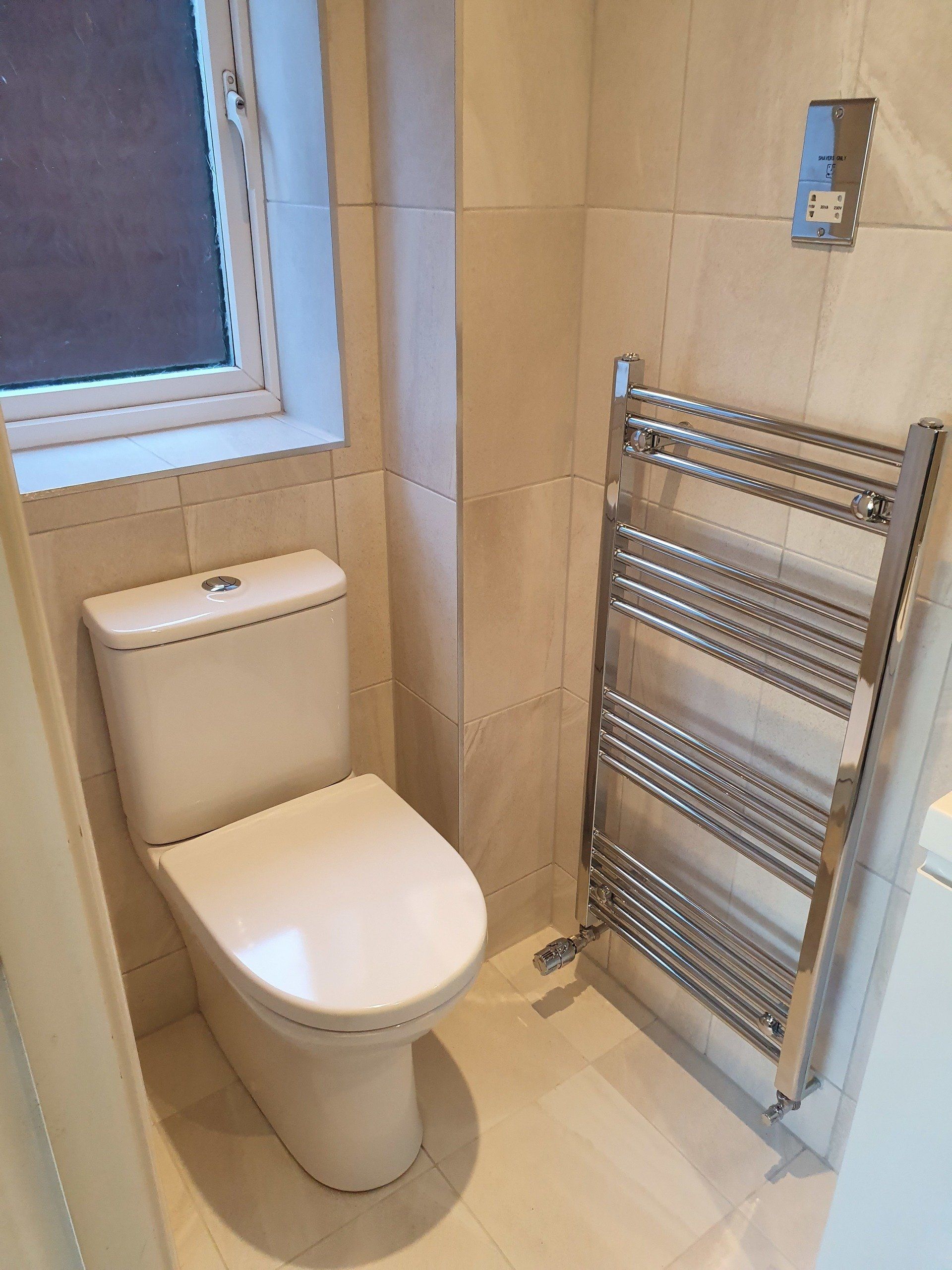 Below shows an installation of a main bathroom and matching en-suite. The use of tiles in both bathrooms create a light airy feel to both rooms. In the en-suite the shower enclosure got brought up to date in this installation with a chrome enclosure and modern shower.