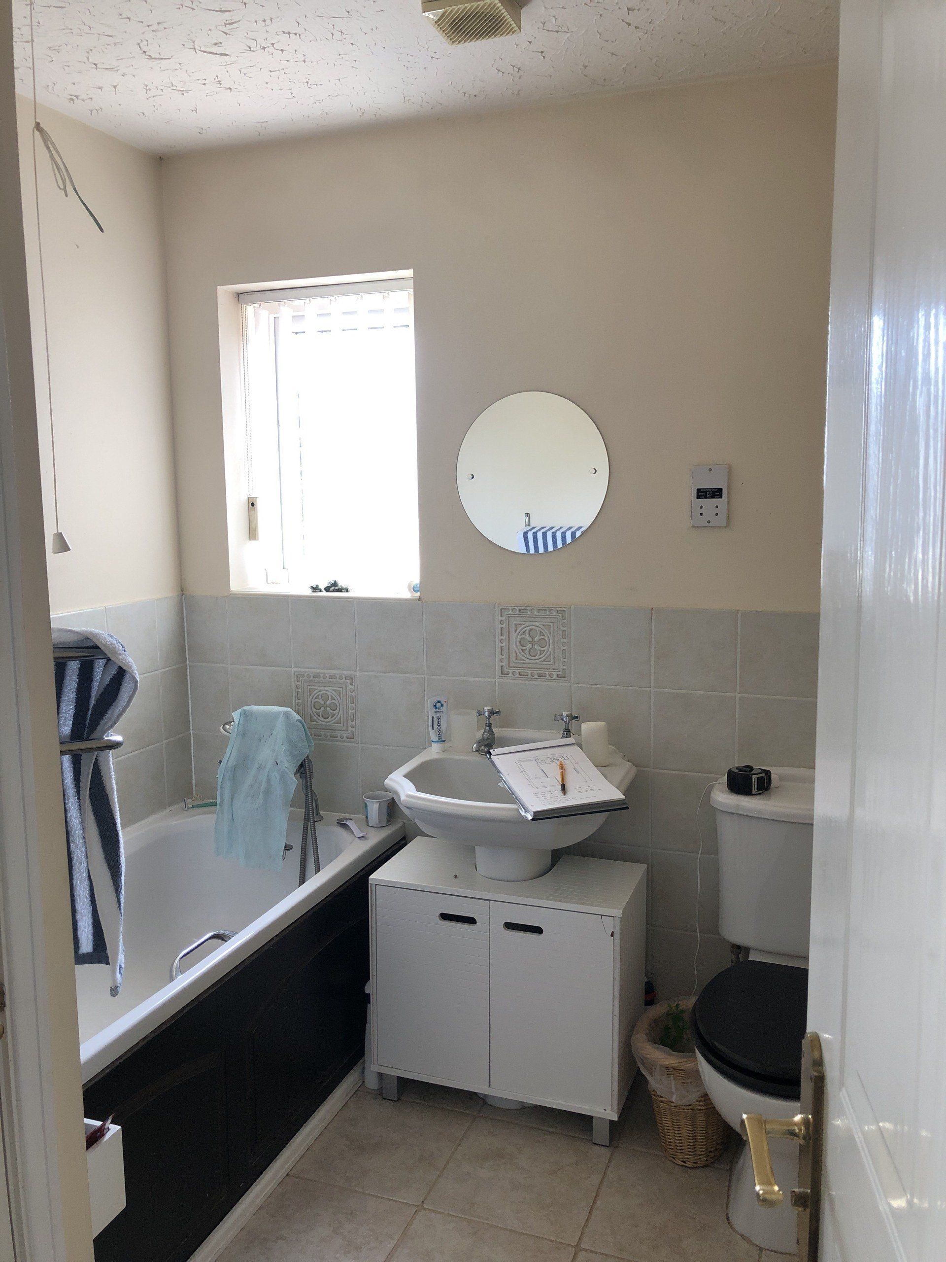 Below shows an installation of a main bathroom and matching en-suite. The use of tiles in both bathrooms create a light airy feel to both rooms.   In the en-suite the shower enclosure got brought up to date in this installation with a chrome enclosure and modern shower.