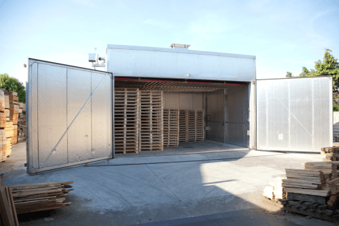 magazzino con bancali in legno dell'azienda