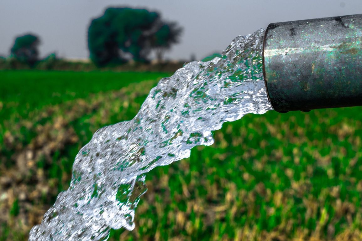 getto d'acqua durante la perforazione di un pozzo artesiano