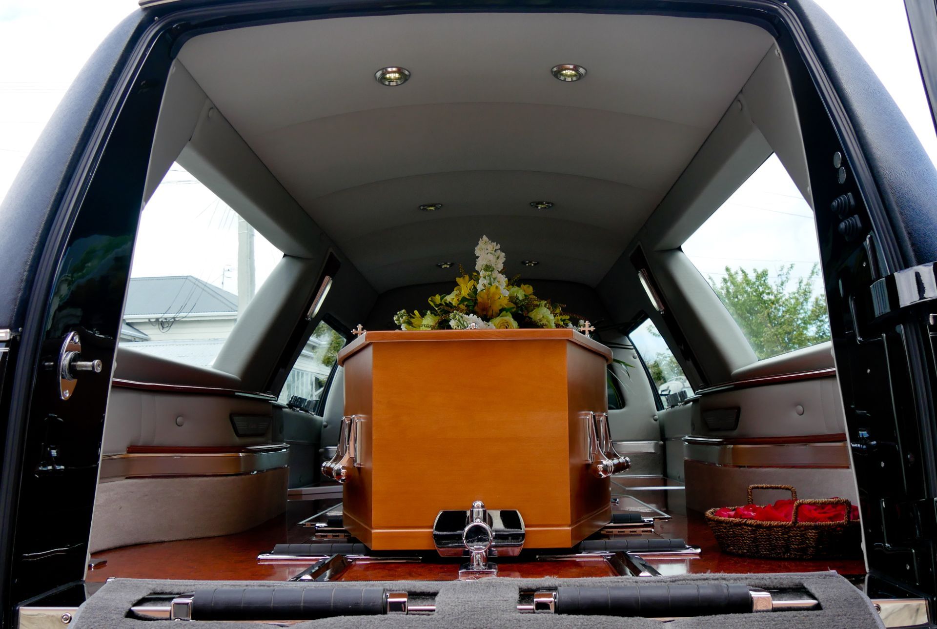 auto funebre con feretro