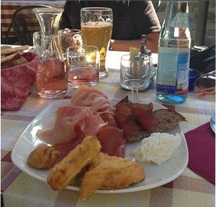 un piatto di affettati e mozzarella