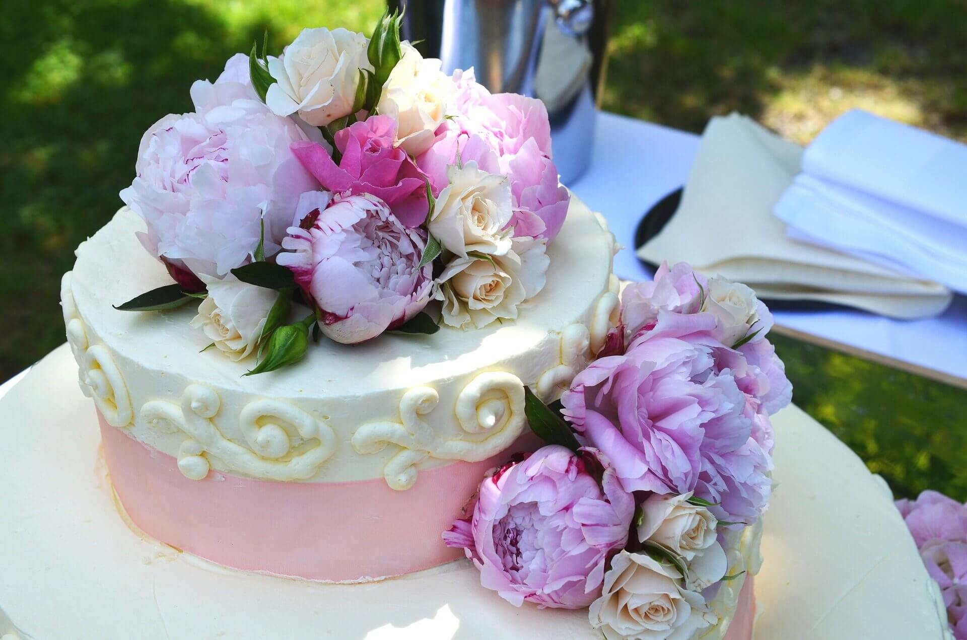 Torta decorata con fiori